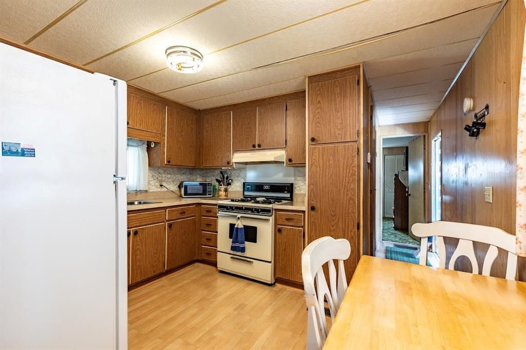 For Sale: $110,000 (2 beds, 1 baths, 848 Square Feet)
