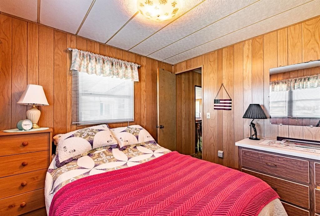 For Sale: $110,000 (2 beds, 1 baths, 848 Square Feet)