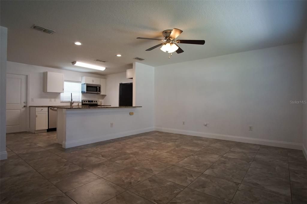 Active With Contract: $1,500 (2 beds, 2 baths, 962 Square Feet)