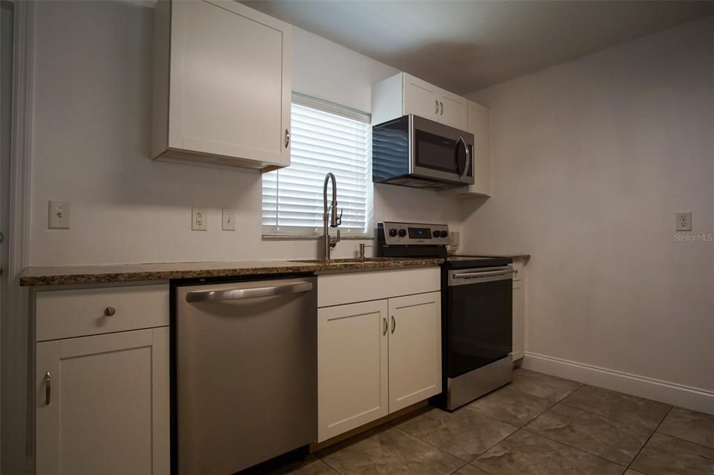 Active With Contract: $1,500 (2 beds, 2 baths, 962 Square Feet)