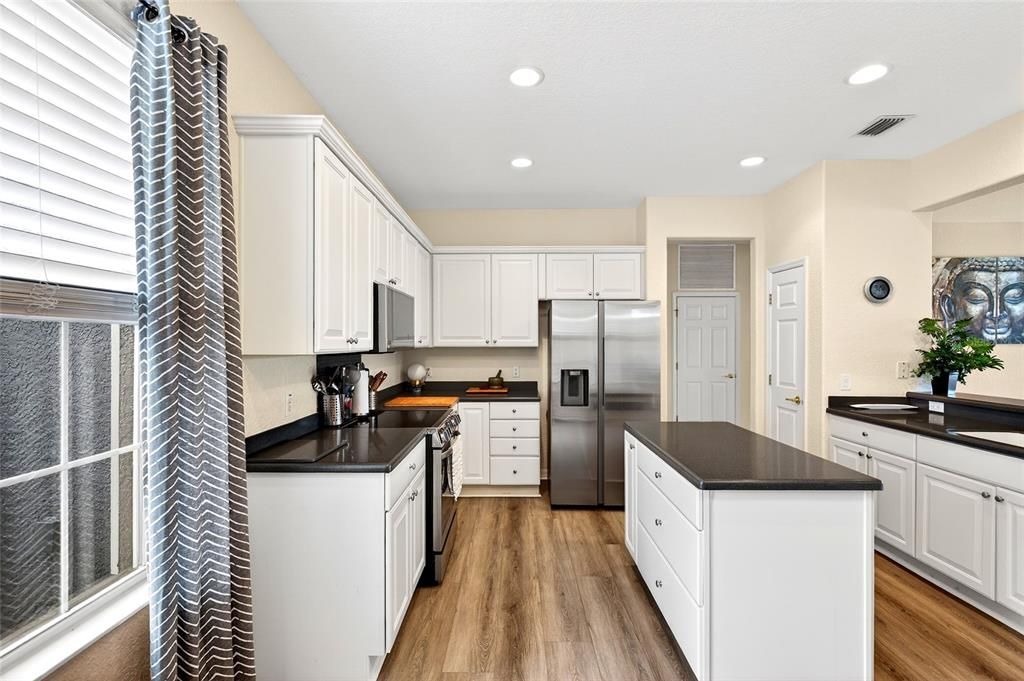 For Sale: $379,000 (2 beds, 2 baths, 1870 Square Feet)