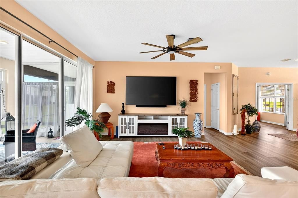For Sale: $379,000 (2 beds, 2 baths, 1870 Square Feet)