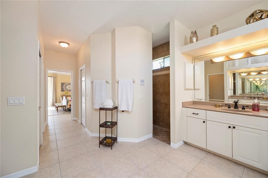 En Venta: $899,000 (3 camas, 3 baños, 2751 Pies cuadrados)