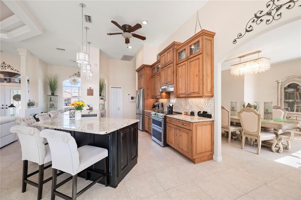 En Venta: $899,000 (3 camas, 3 baños, 2751 Pies cuadrados)