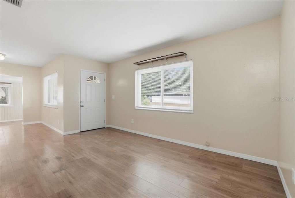 For Rent: $1,900 (3 beds, 1 baths, 1602 Square Feet)