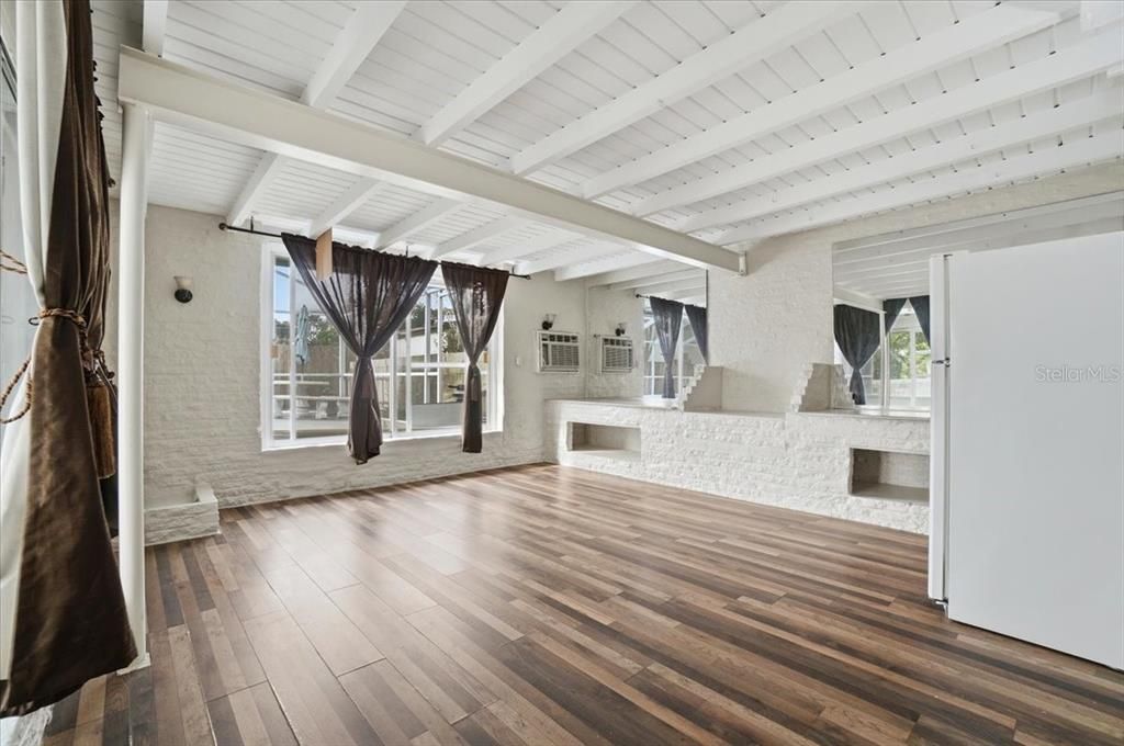 For Rent: $1,900 (3 beds, 1 baths, 1602 Square Feet)