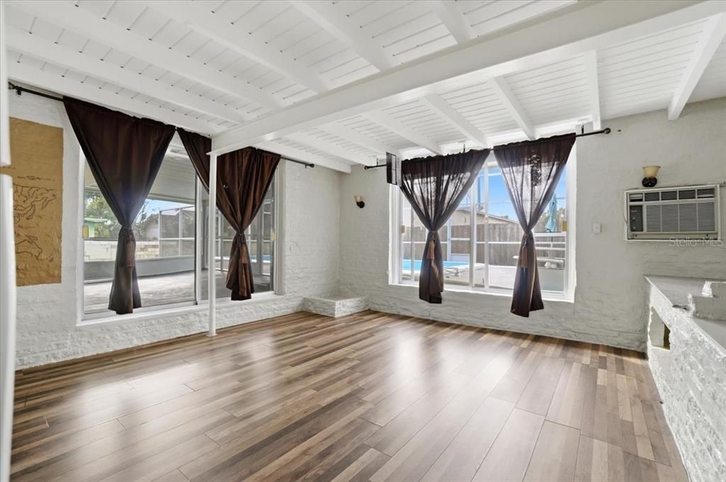 For Rent: $1,900 (3 beds, 1 baths, 1602 Square Feet)