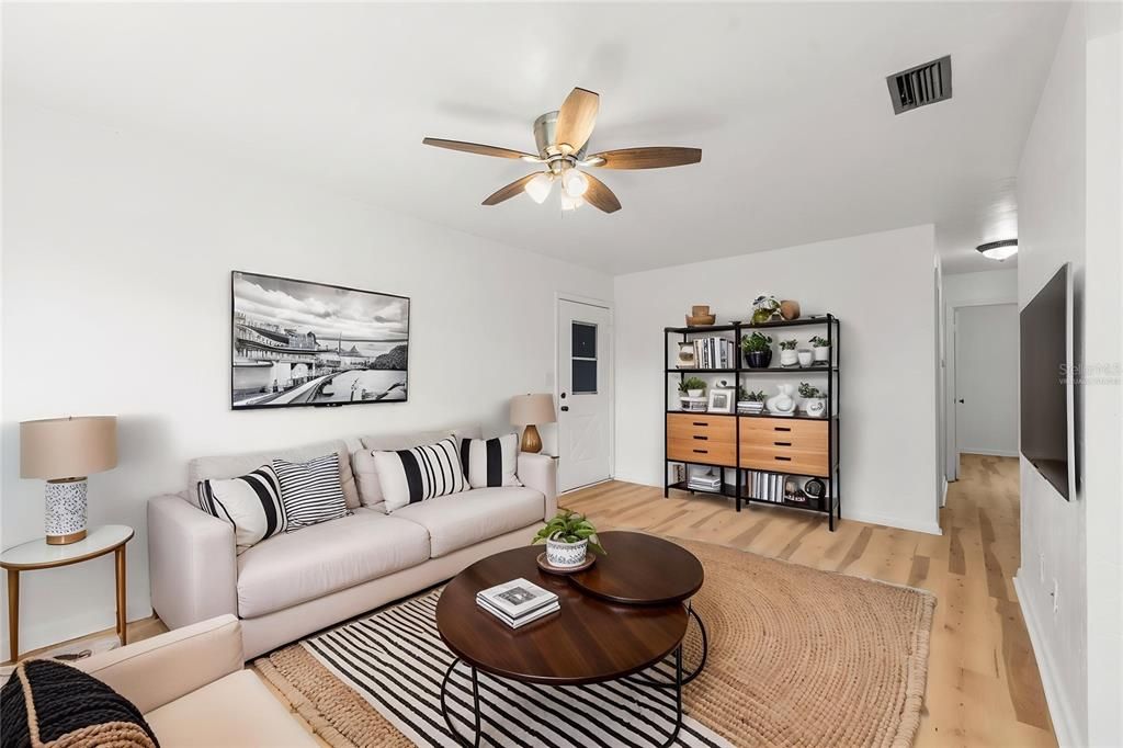 На продажу: $205,000 (2 спален, 1 ванн, 734 Квадратных фут)