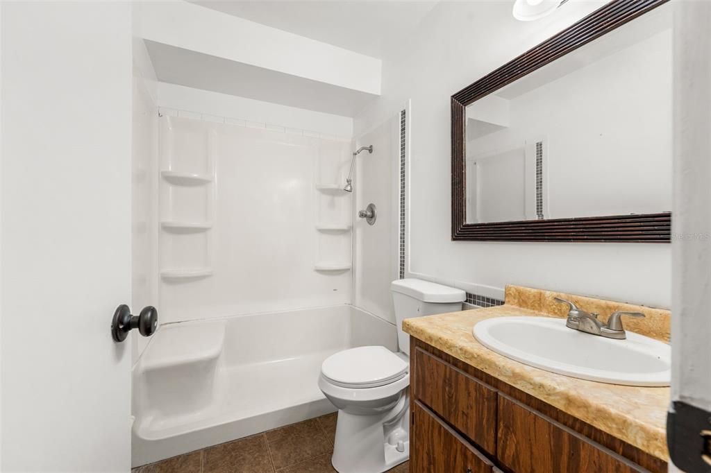 На продажу: $205,000 (2 спален, 1 ванн, 734 Квадратных фут)