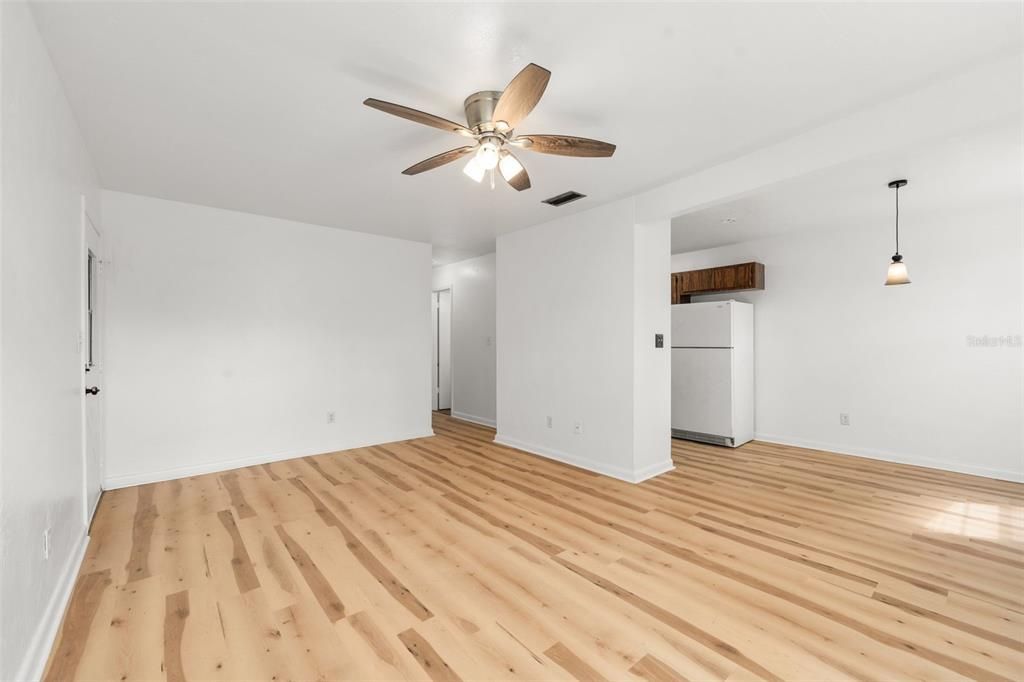 На продажу: $205,000 (2 спален, 1 ванн, 734 Квадратных фут)