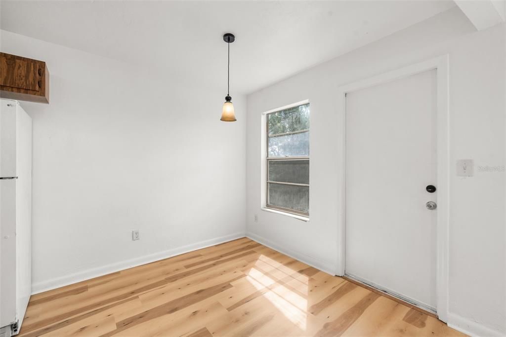 На продажу: $205,000 (2 спален, 1 ванн, 734 Квадратных фут)