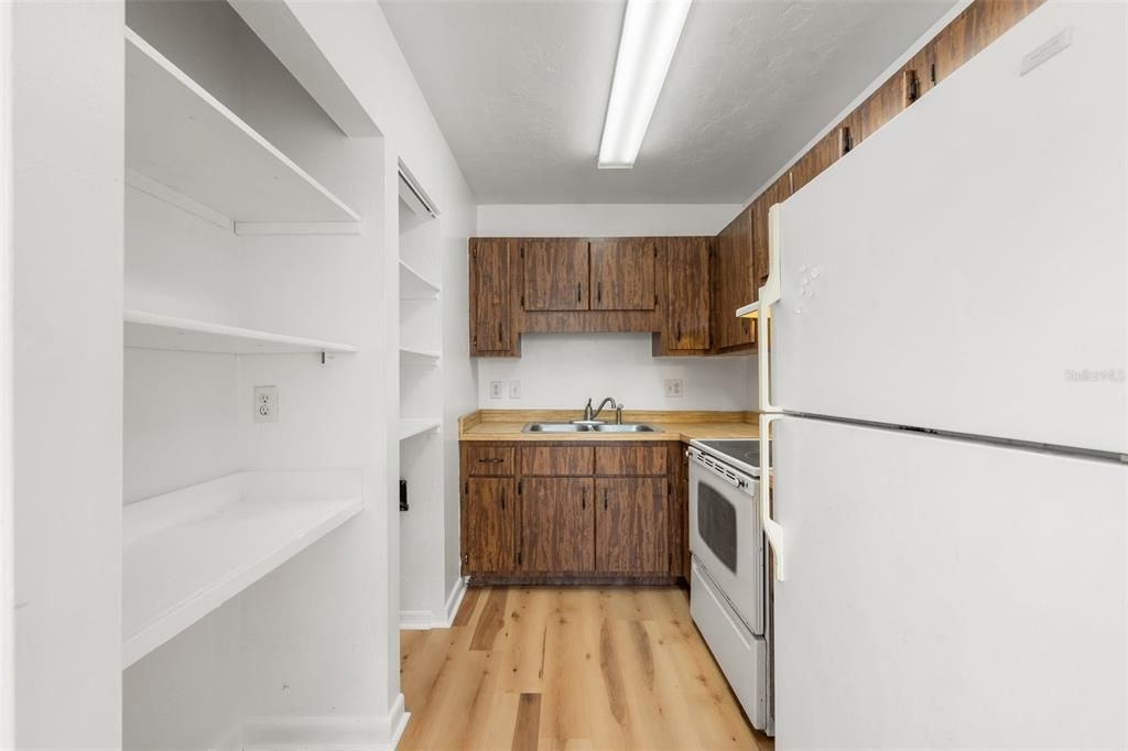 На продажу: $205,000 (2 спален, 1 ванн, 734 Квадратных фут)