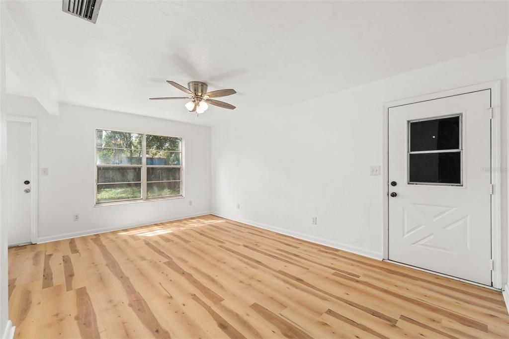 На продажу: $205,000 (2 спален, 1 ванн, 734 Квадратных фут)