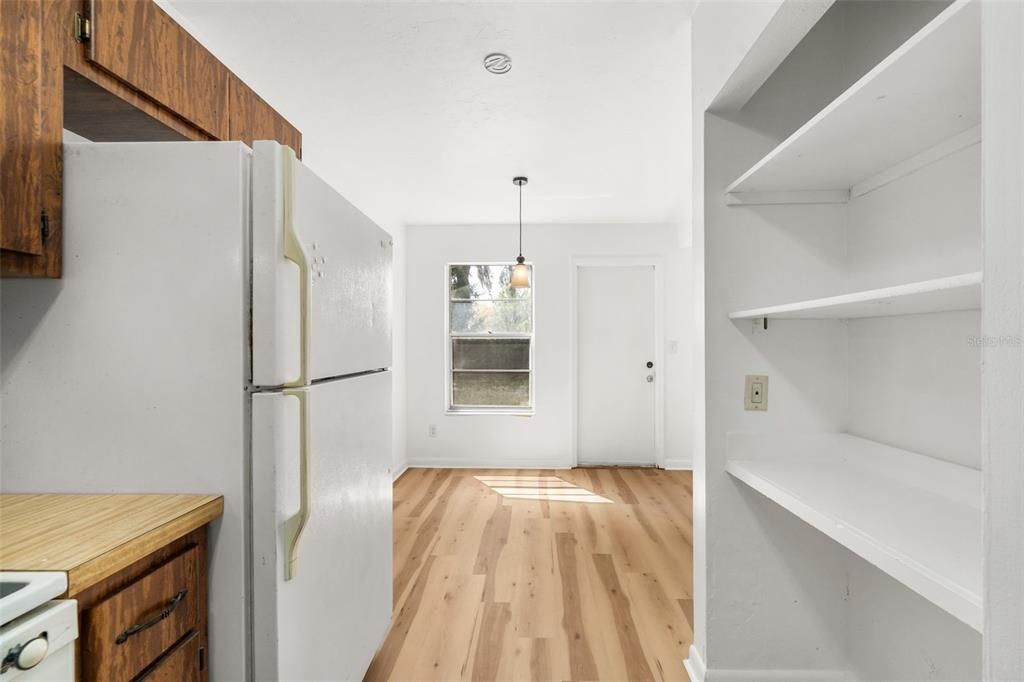 На продажу: $205,000 (2 спален, 1 ванн, 734 Квадратных фут)