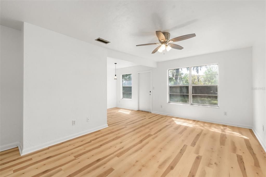 На продажу: $205,000 (2 спален, 1 ванн, 734 Квадратных фут)