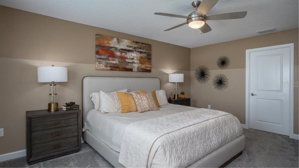 Activo con contrato: $364,990 (4 camas, 2 baños, 1936 Pies cuadrados)