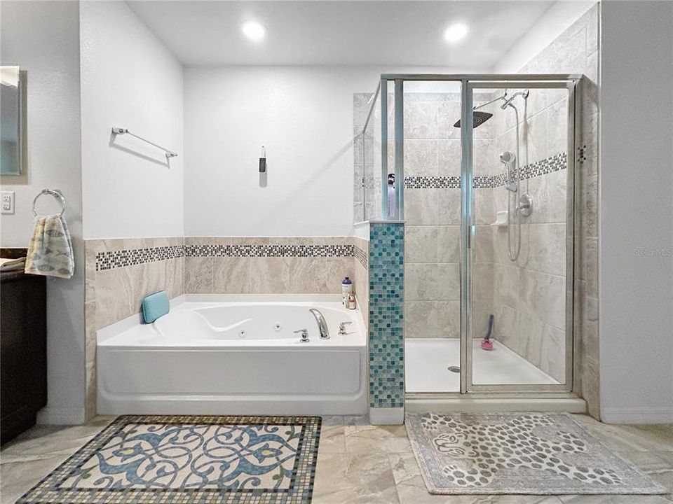 En Venta: $715,000 (5 camas, 3 baños, 3827 Pies cuadrados)