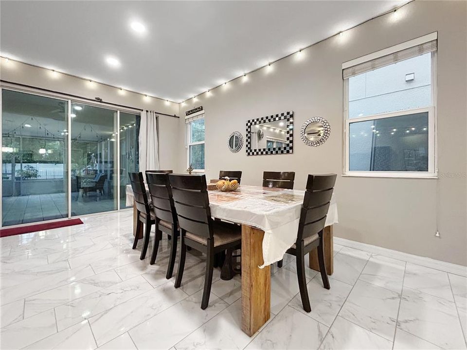 En Venta: $715,000 (5 camas, 3 baños, 3827 Pies cuadrados)