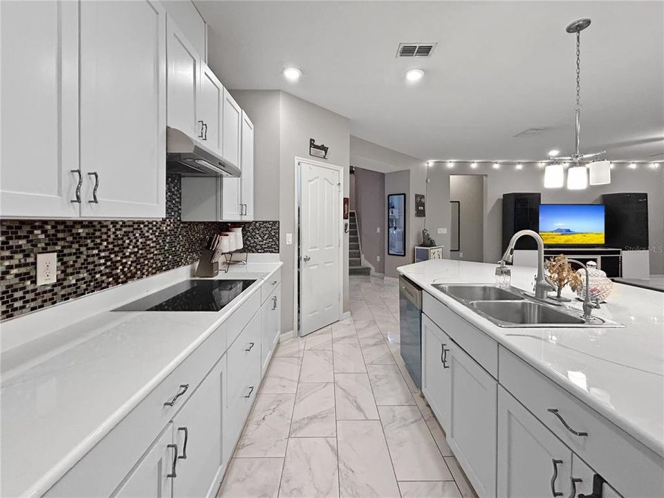 En Venta: $715,000 (5 camas, 3 baños, 3827 Pies cuadrados)