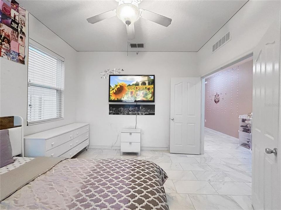 En Venta: $715,000 (5 camas, 3 baños, 3827 Pies cuadrados)