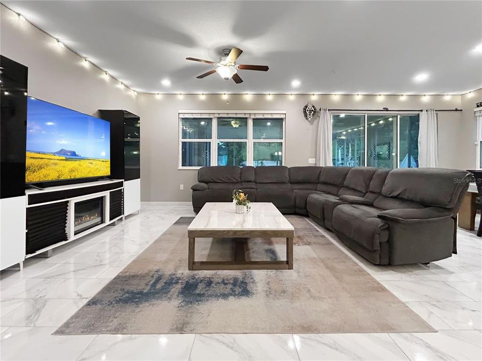En Venta: $715,000 (5 camas, 3 baños, 3827 Pies cuadrados)