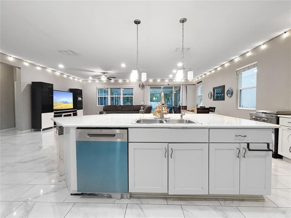 En Venta: $715,000 (5 camas, 3 baños, 3827 Pies cuadrados)
