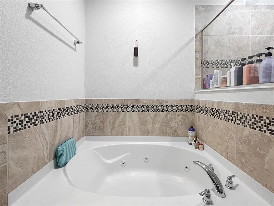 En Venta: $715,000 (5 camas, 3 baños, 3827 Pies cuadrados)