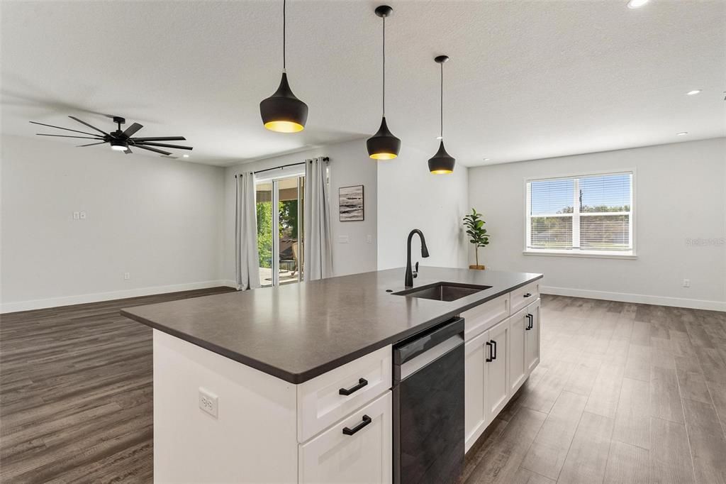 En Venta: $469,900 (3 camas, 2 baños, 2210 Pies cuadrados)