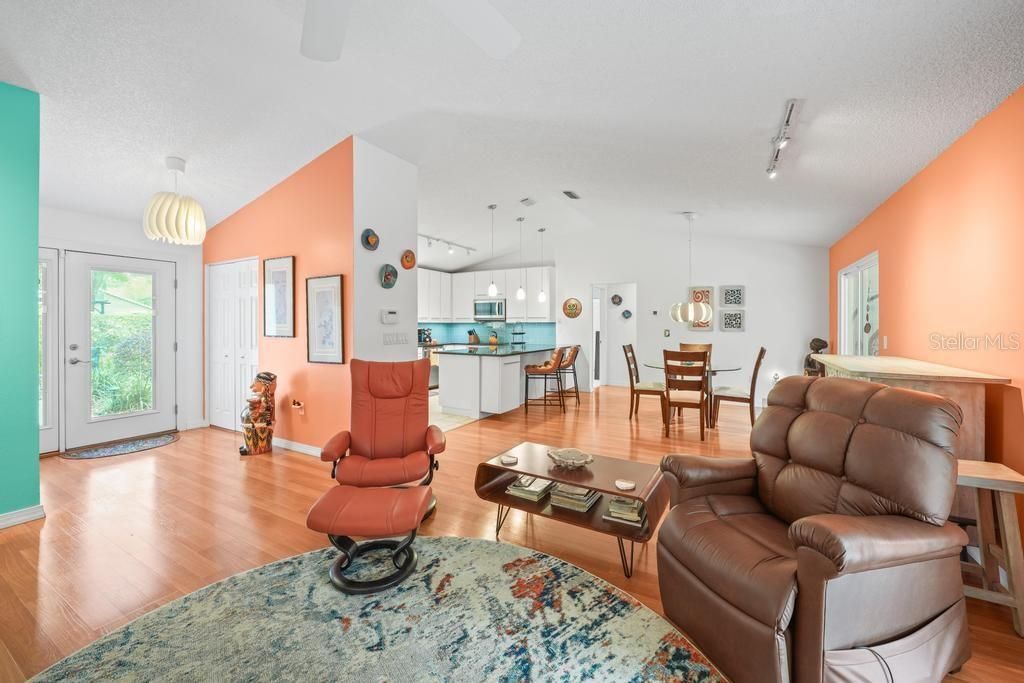 Activo con contrato: $479,000 (3 camas, 2 baños, 1596 Pies cuadrados)