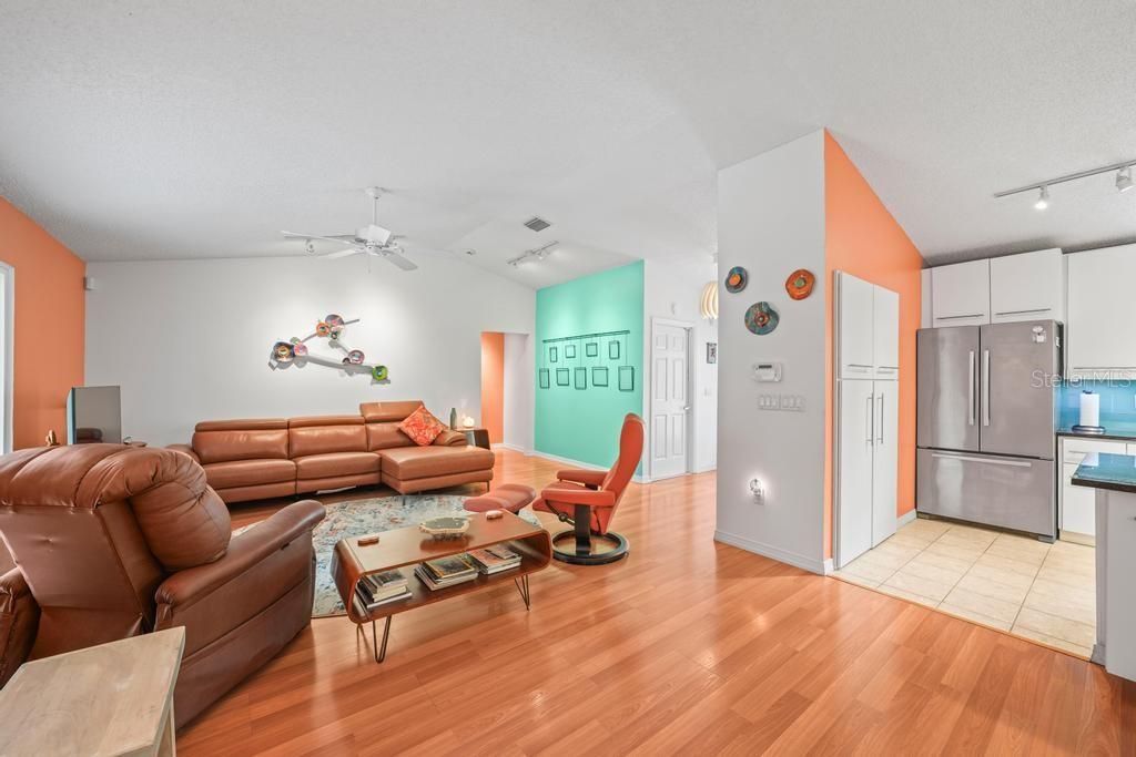 Activo con contrato: $479,000 (3 camas, 2 baños, 1596 Pies cuadrados)