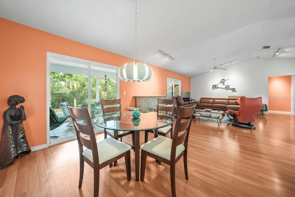 Activo con contrato: $479,000 (3 camas, 2 baños, 1596 Pies cuadrados)
