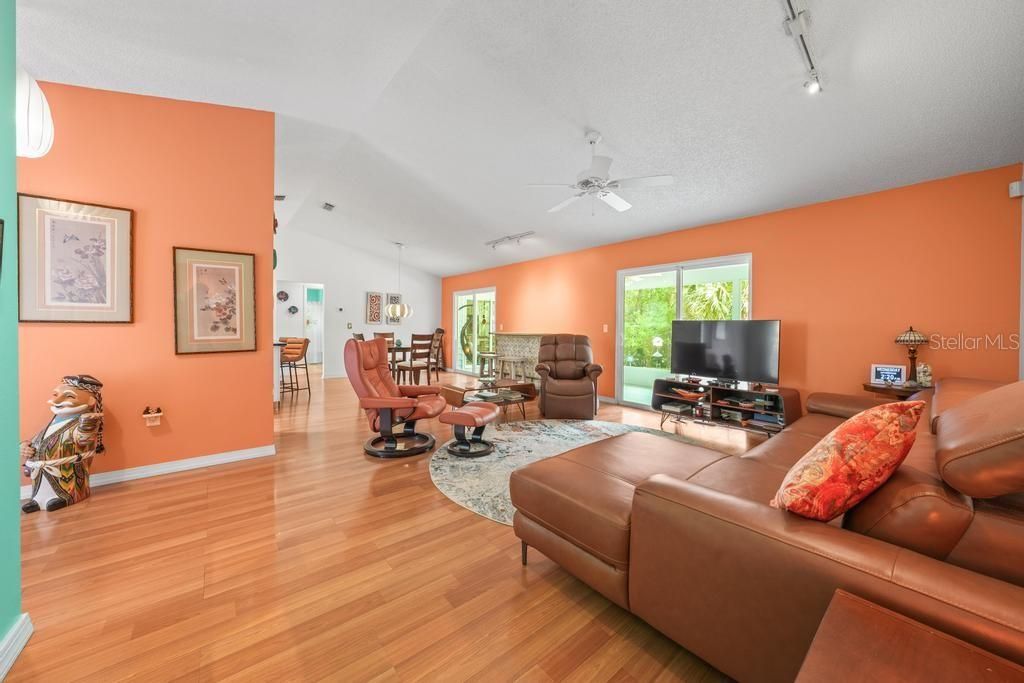 Activo con contrato: $479,000 (3 camas, 2 baños, 1596 Pies cuadrados)