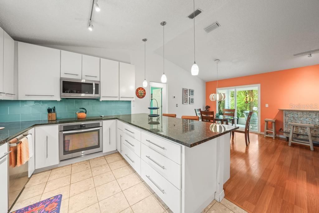 Activo con contrato: $479,000 (3 camas, 2 baños, 1596 Pies cuadrados)