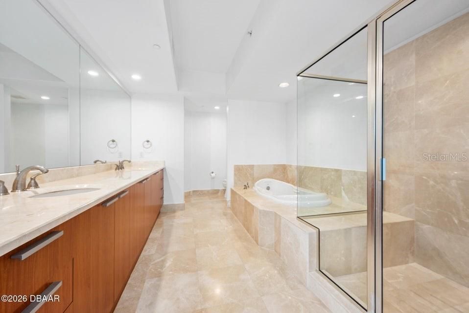 For Sale: $285,000 (2 beds, 2 baths, 1689 Square Feet)