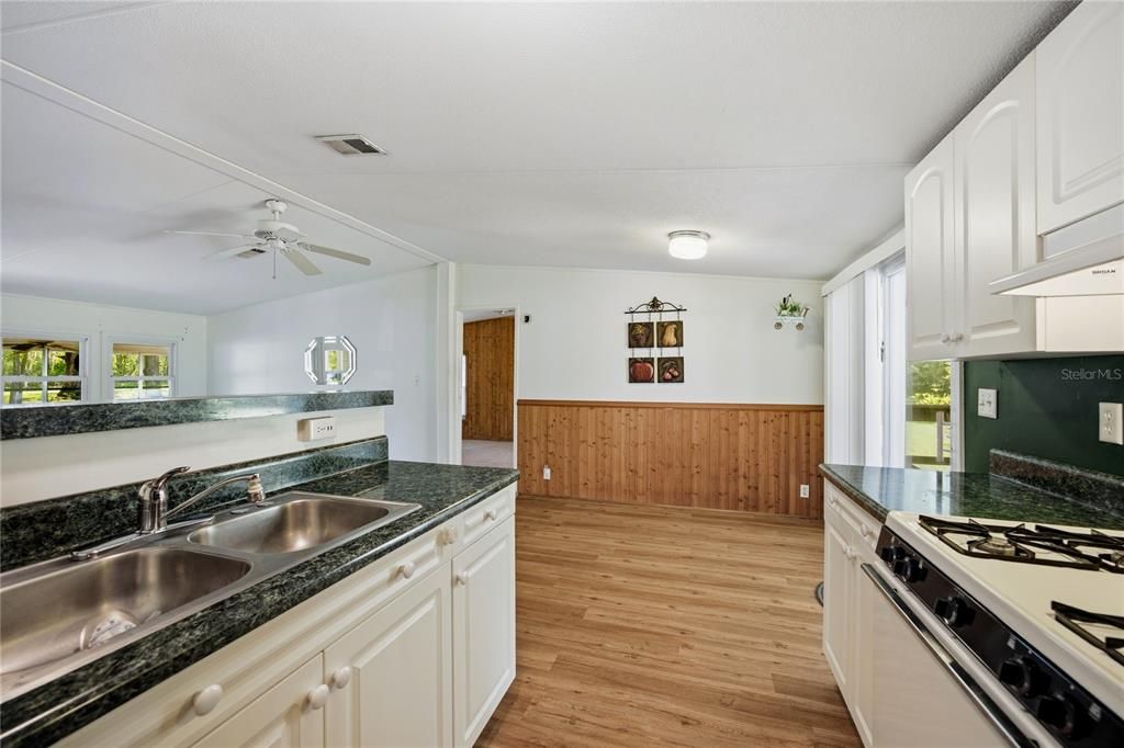 На продажу: $264,900 (2 спален, 2 ванн, 1080 Квадратных фут)