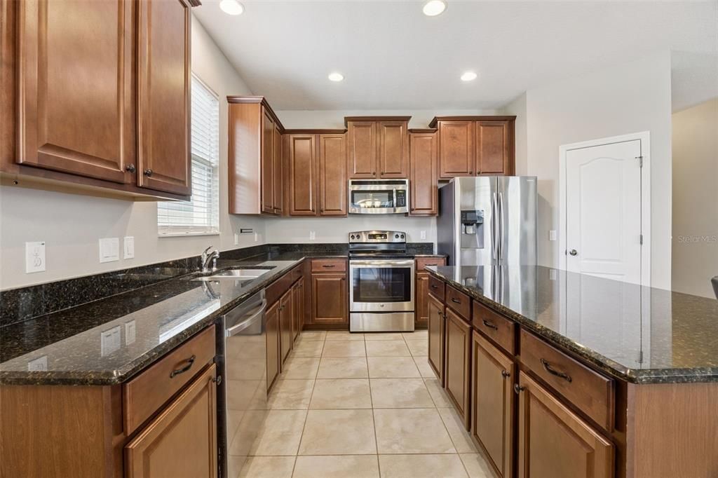 Activo con contrato: $350,000 (4 camas, 2 baños, 1864 Pies cuadrados)