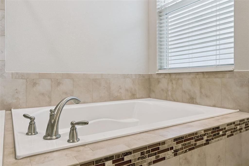 Activo con contrato: $350,000 (4 camas, 2 baños, 1864 Pies cuadrados)