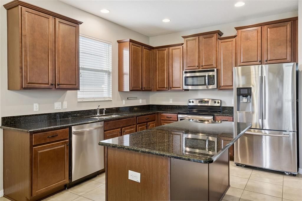 Activo con contrato: $350,000 (4 camas, 2 baños, 1864 Pies cuadrados)