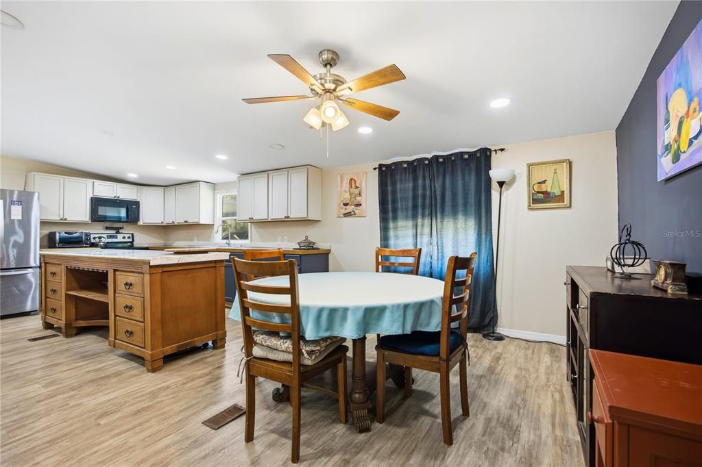 На продажу: $235,000 (4 спален, 2 ванн, 1820 Квадратных фут)