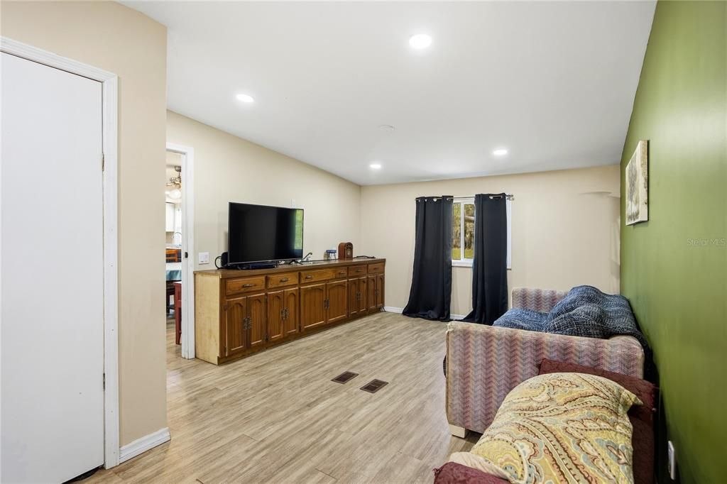 На продажу: $235,000 (4 спален, 2 ванн, 1820 Квадратных фут)