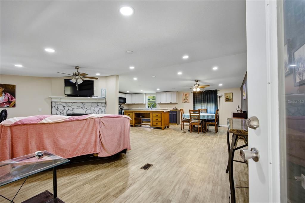 На продажу: $235,000 (4 спален, 2 ванн, 1820 Квадратных фут)