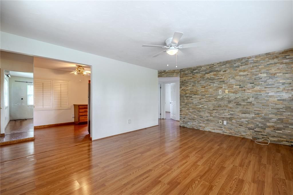 Под контрактом: $245,000 (2 спален, 1 ванн, 928 Квадратных фут)