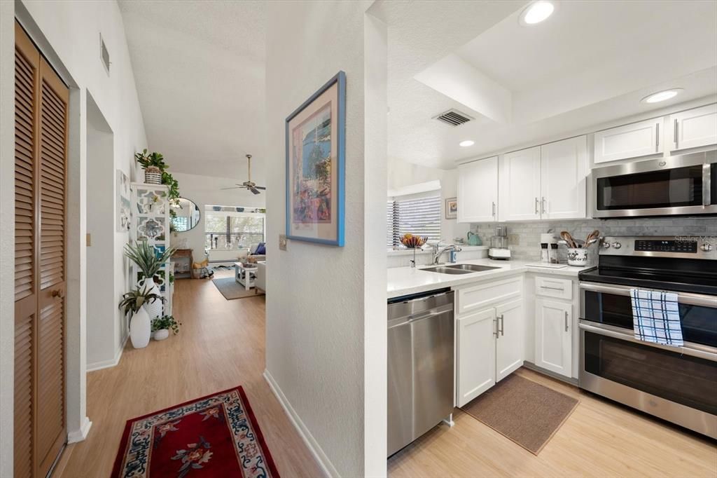 待售: $199,900 (2 贝兹, 2 浴室, 945 平方英尺)