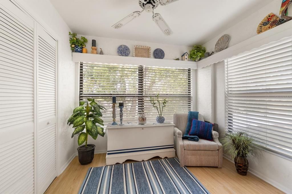 待售: $199,900 (2 贝兹, 2 浴室, 945 平方英尺)