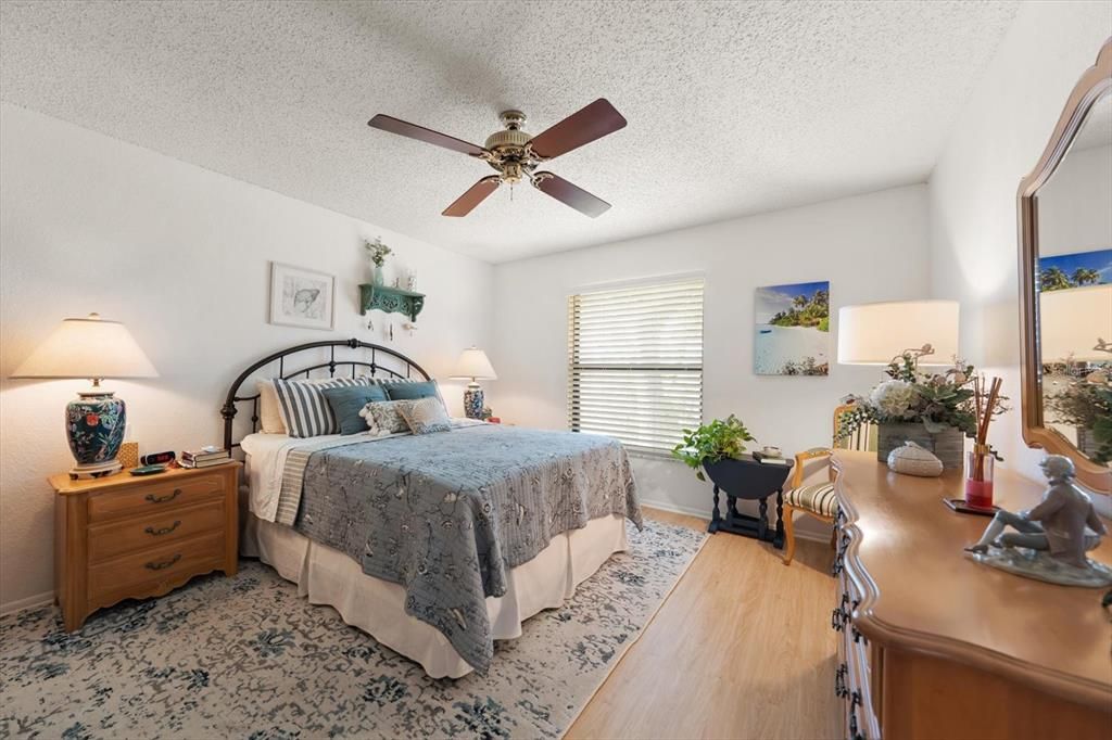 待售: $199,900 (2 贝兹, 2 浴室, 945 平方英尺)