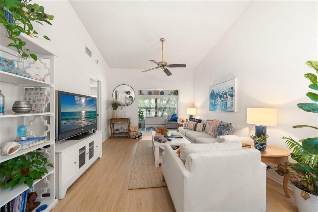 待售: $199,900 (2 贝兹, 2 浴室, 945 平方英尺)