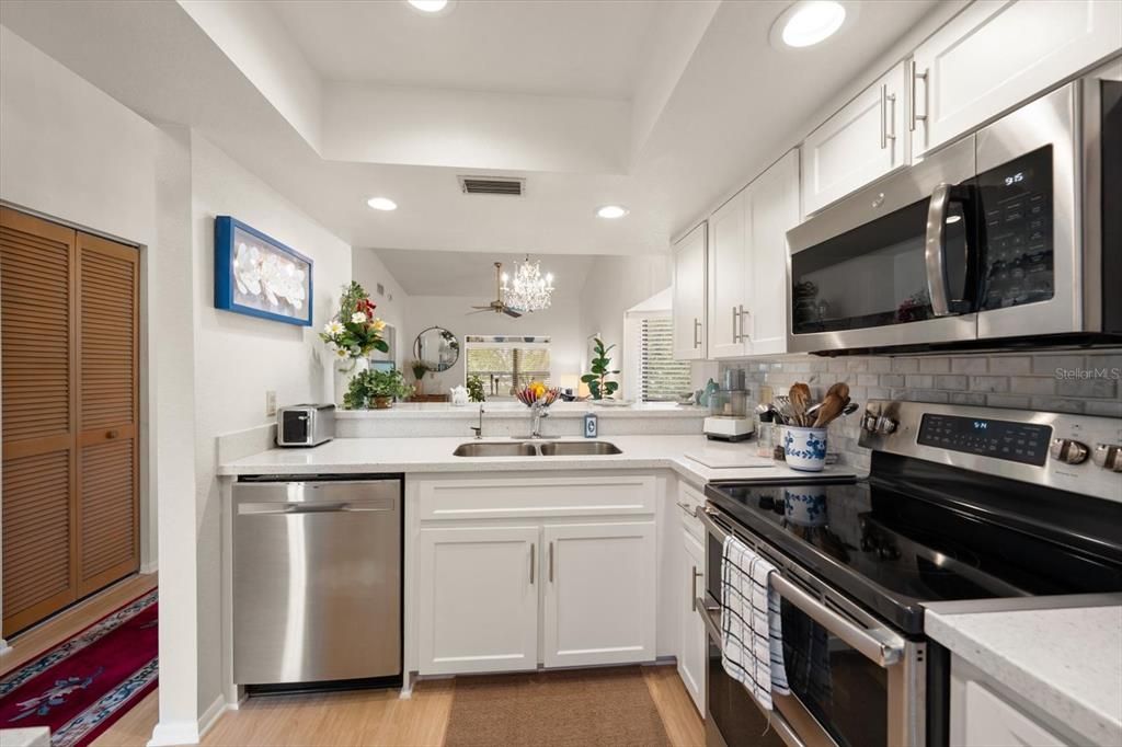 待售: $199,900 (2 贝兹, 2 浴室, 945 平方英尺)