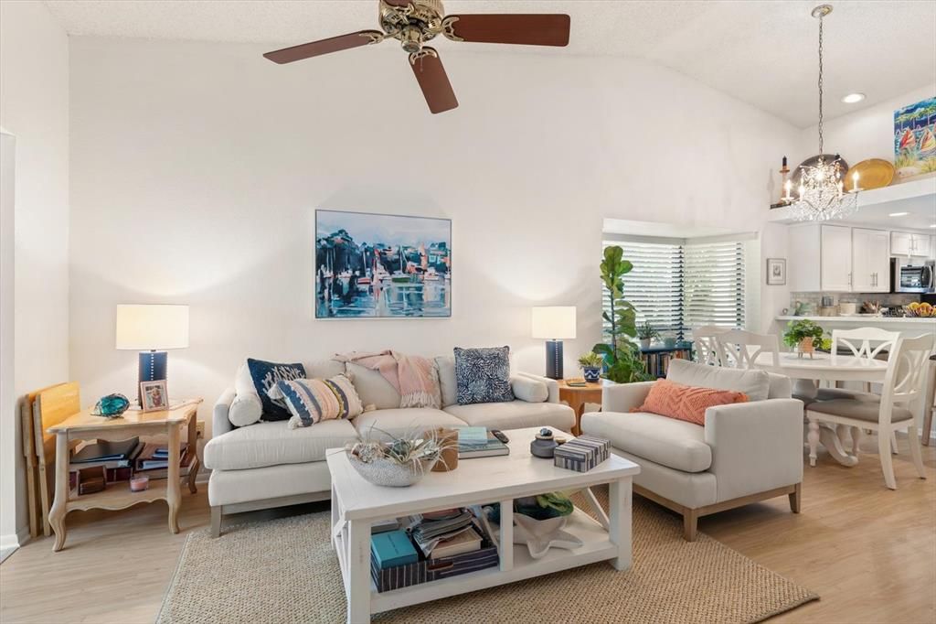 待售: $199,900 (2 贝兹, 2 浴室, 945 平方英尺)