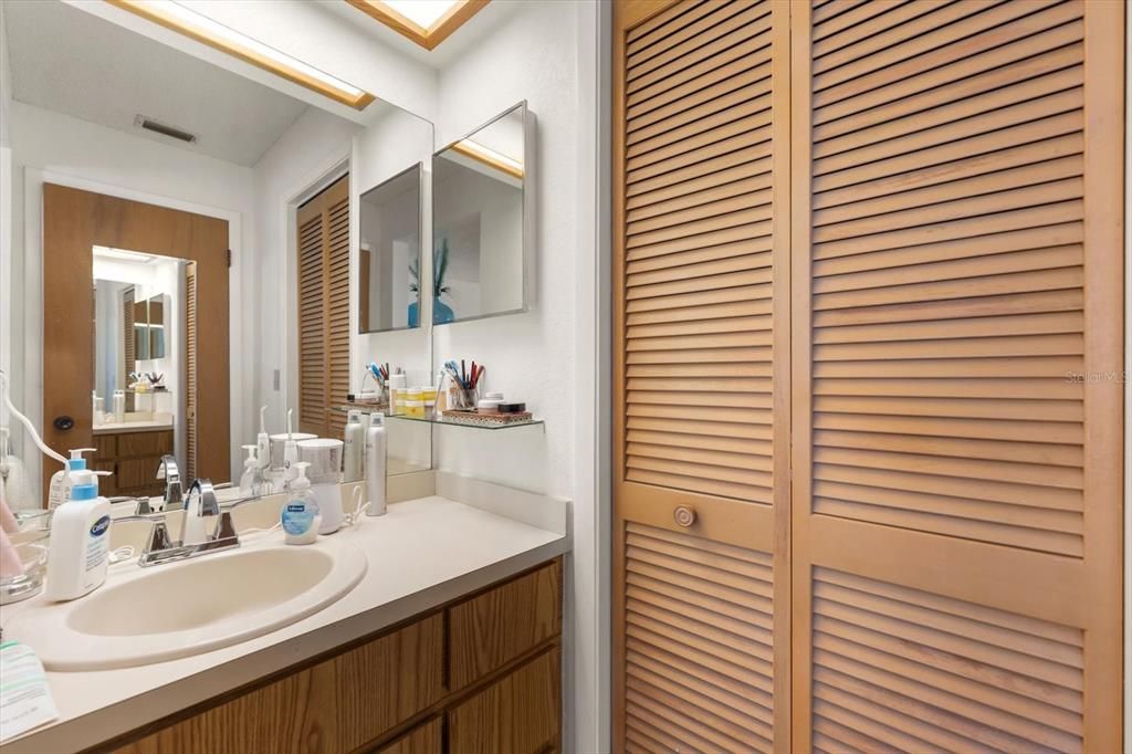 待售: $199,900 (2 贝兹, 2 浴室, 945 平方英尺)