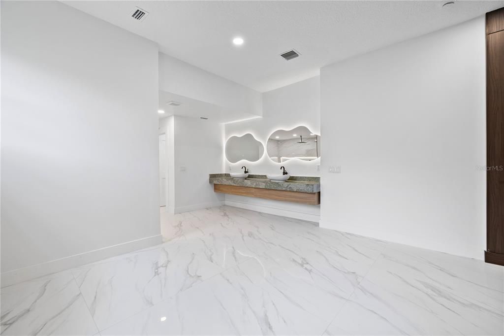 For Sale: $2,750,000 (5 beds, 6 baths, 4373 Square Feet)